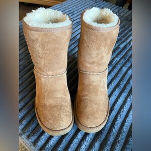 UGG women suede midcalf lined brown boots. Size 8